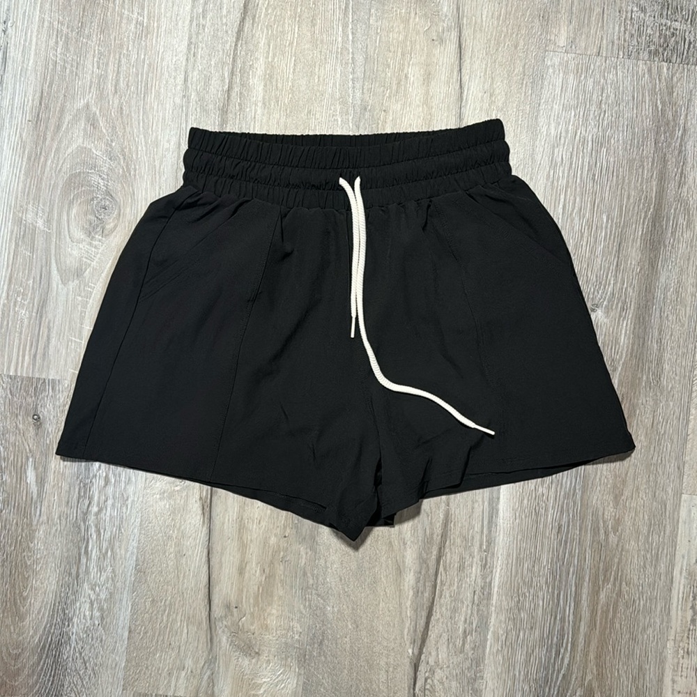 Kona Sol Black shorts size small